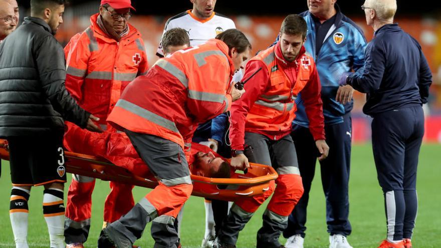 Gayà es retirado en camilla tras sufrir una bajada de tensión al finalizar el partido ante el Chelsea.