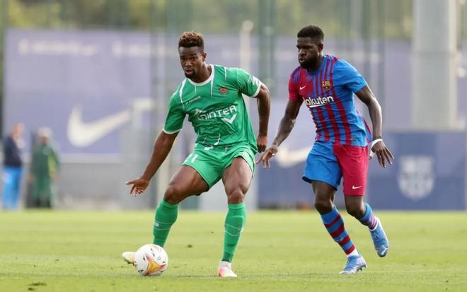 Umtiti, en una acción defensiva contra el Cornellá