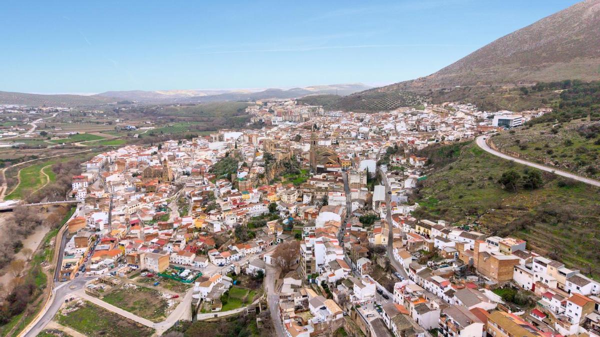 La histórica "Ciudad del Agua" granadina marcada por su imponente Alcazaba árabe y sus parajes naturales