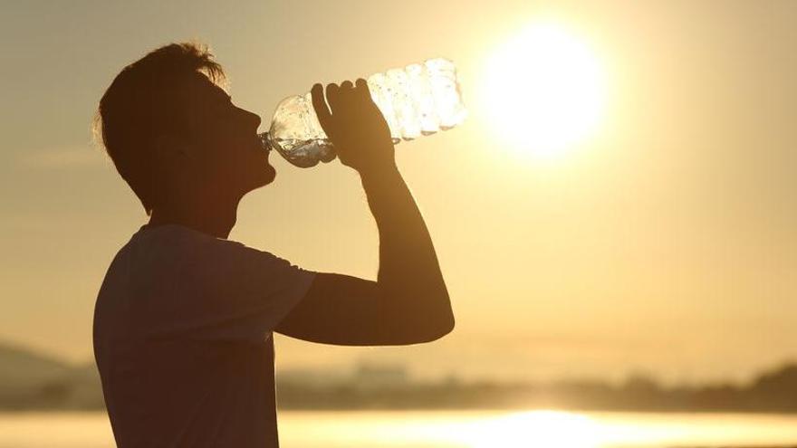 Los expertos recomiendan aumentar el consumo de agua en días calurosos