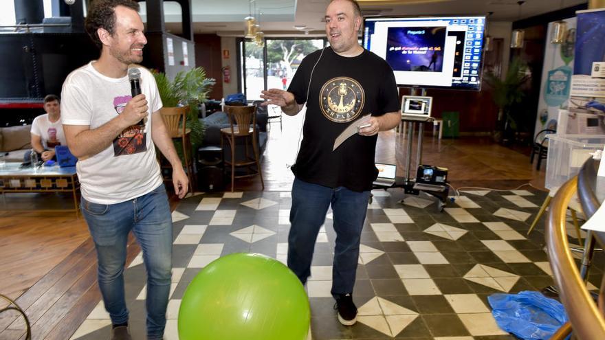 Eduardo Quevedo y Vïctor Ruiz, ayer durante uno de los talleres.