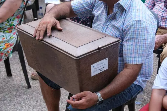 Así ha sido el emotivo acto de entrega de los restos exhumados de fusilados del franquismo a sus familiares en Aspe