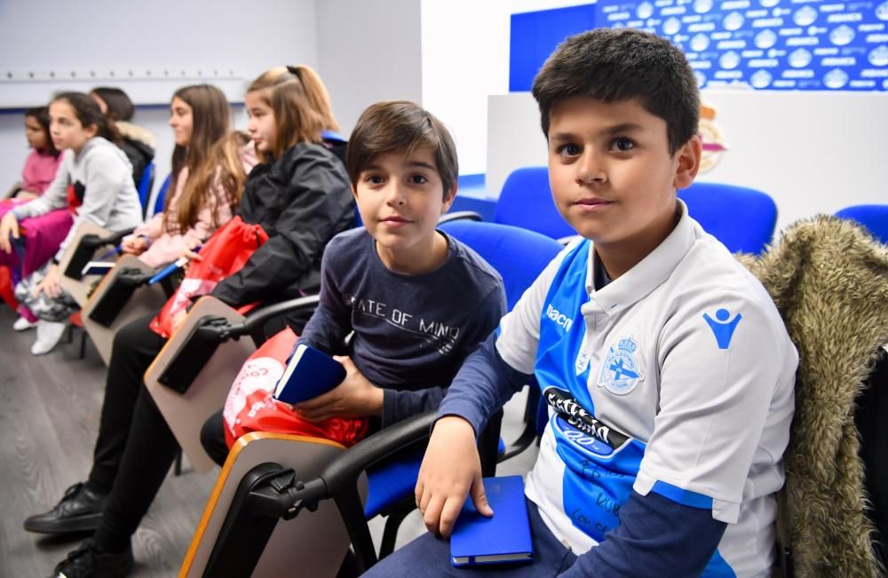 La iniciativa que impulsa LA OPINIÓN y la Fundación RC Deportivo permite sumergir a los jóvenes en los hitos más destacados del club coruñés y conocer a sus jugadores.
