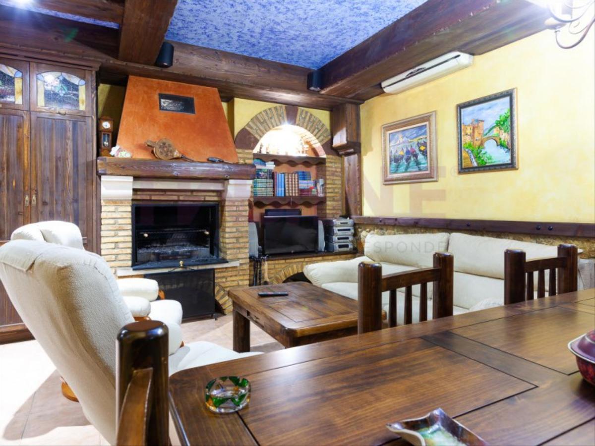 Moderno chalet en la zona de Miralbueno, 240 m2 por 340.000 euros