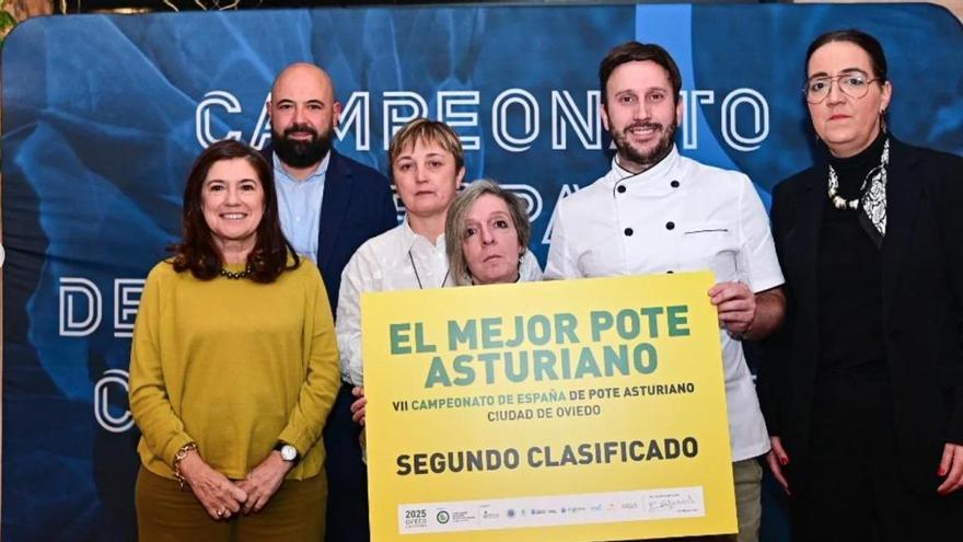 El equipo de El Molín de Salas, tras recibir el premio al segundo mejor pote asturiano de España.