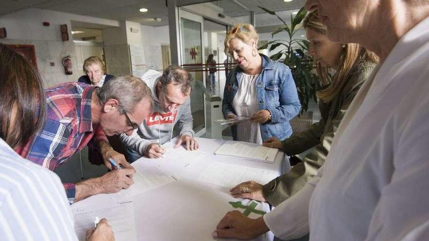 Participantes en la recogida de firmas de la AECC, ayer, en A Coruña.