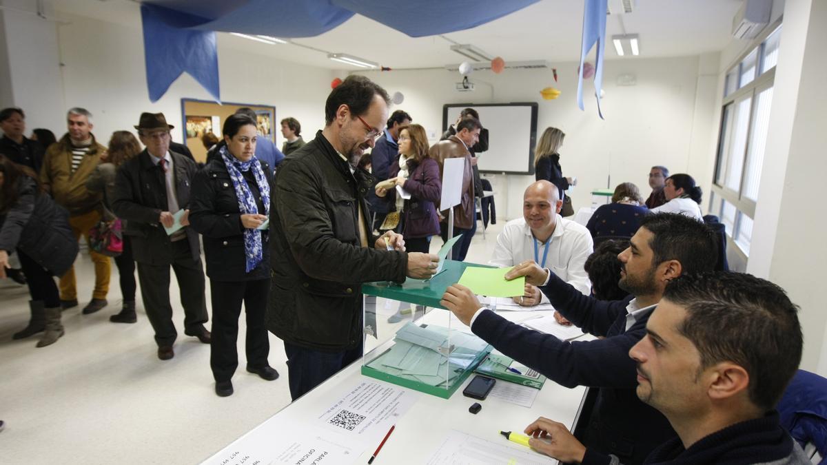 Ciudadanos ejerciendo el voto en un colegio electoral durante unas elecciones andaluzas.