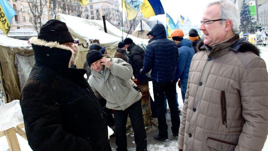 Ramón Luis Valcárcel en Kiev en enero de 2014 hablando con un manifestante.