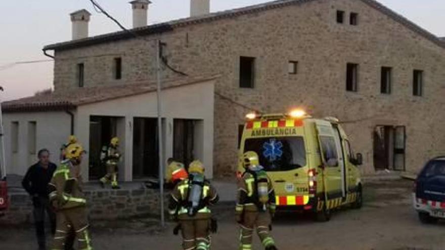 Els bombers, a la masia on es va produir l&#039;explosió.