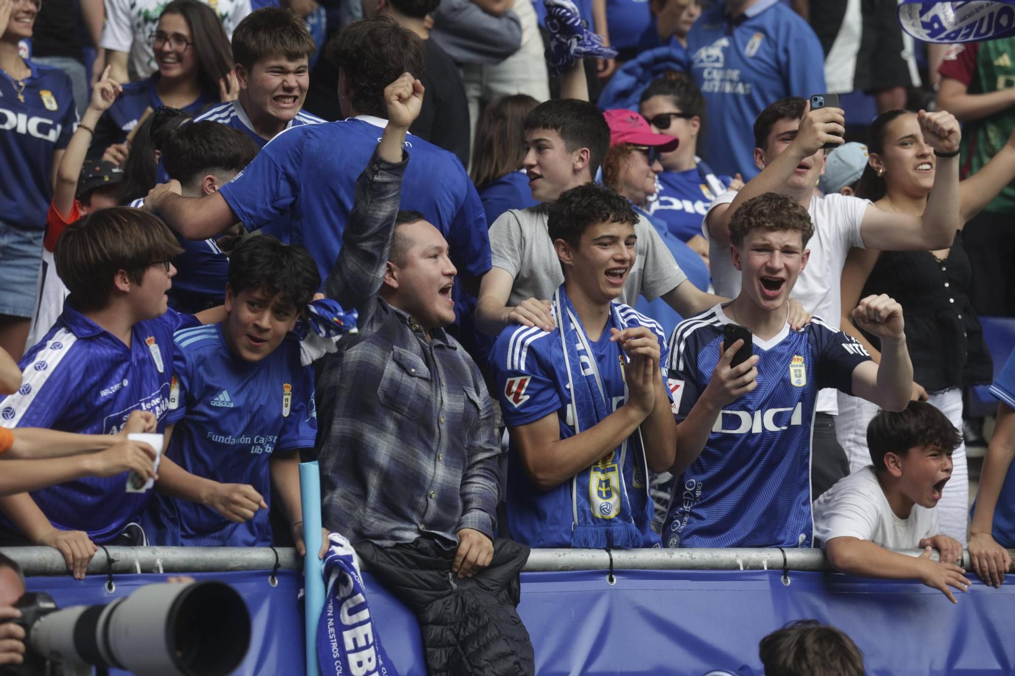 EN IMÁGENES: Ambientazo en la valiosa victoria del Oviedo contra el Zaragoza