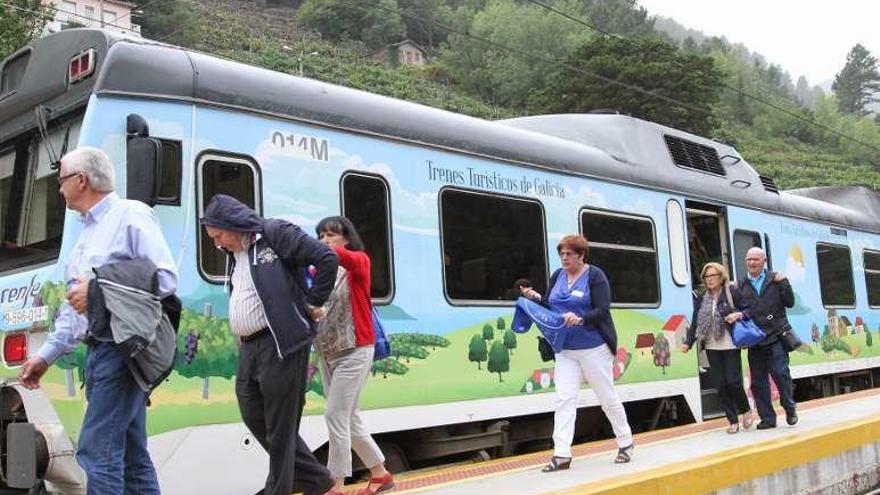 Un grupo de turistas en uno de los trenes turísticos que recorren Galicia.