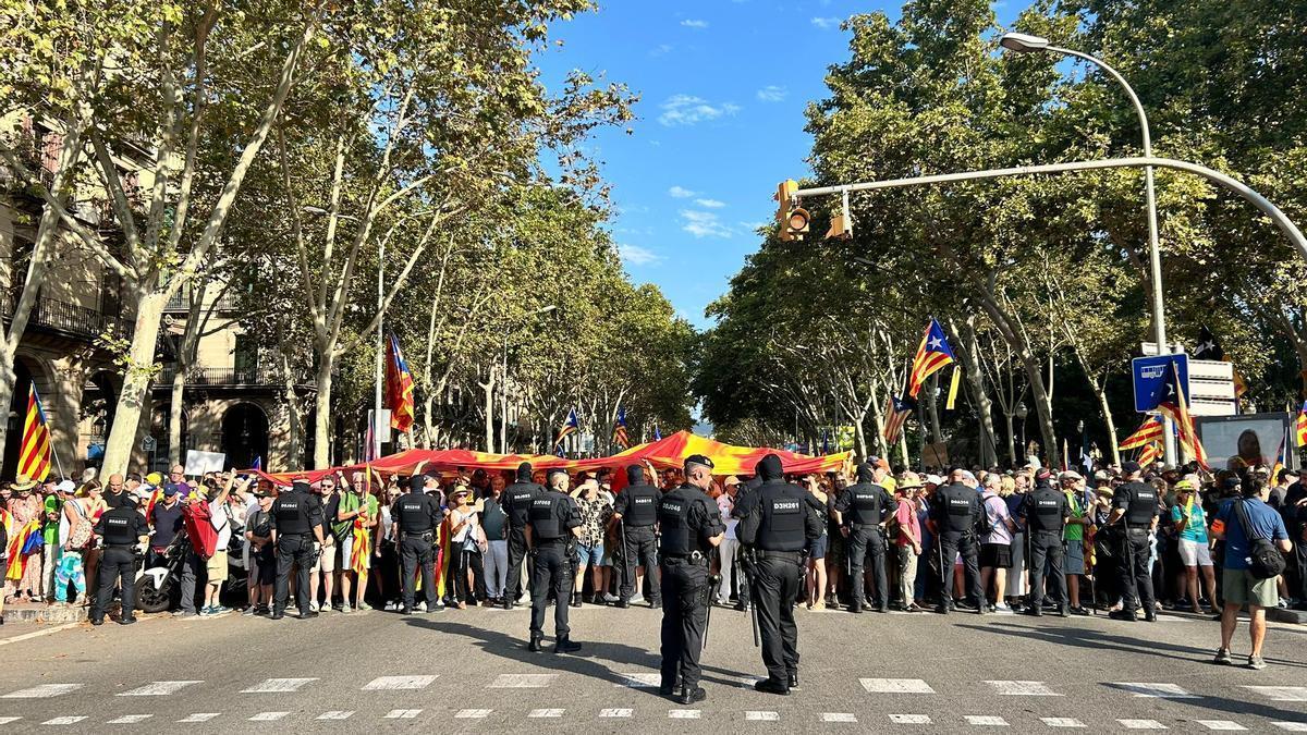 Centenares de personas que vienen del acto de recepción de Carles Puigdemont se manifiestan en la entrada del Parc de la Ciutadella.