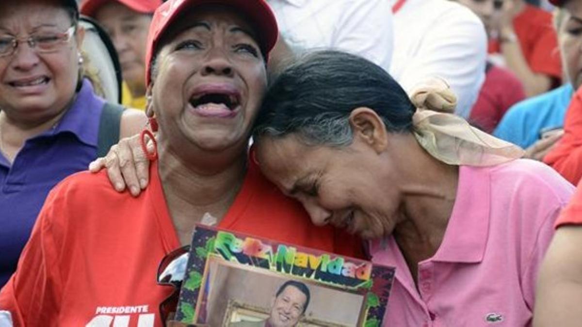 Seguidoras de Chávez lloran desesperadas su pérdida, este miércoles en Caracas.