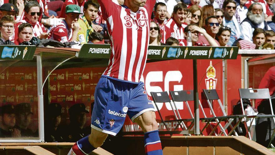 Luis Hernández ejecuta un saque de banda en El Molinón durante un partido.