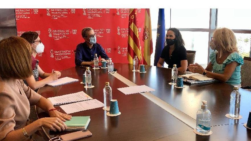 El conseller de Territorio, Arcadi España, y la alcaldesa de Almassora, Merche Galí, se han reunido para avanzar en la resolución de las alegaciones al PAT.