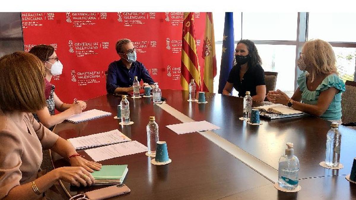 El conseller de Territorio, Arcadi España, y la alcaldesa de Almassora, Merche Galí, se han reunido para avanzar en la resolución de las alegaciones al PAT.