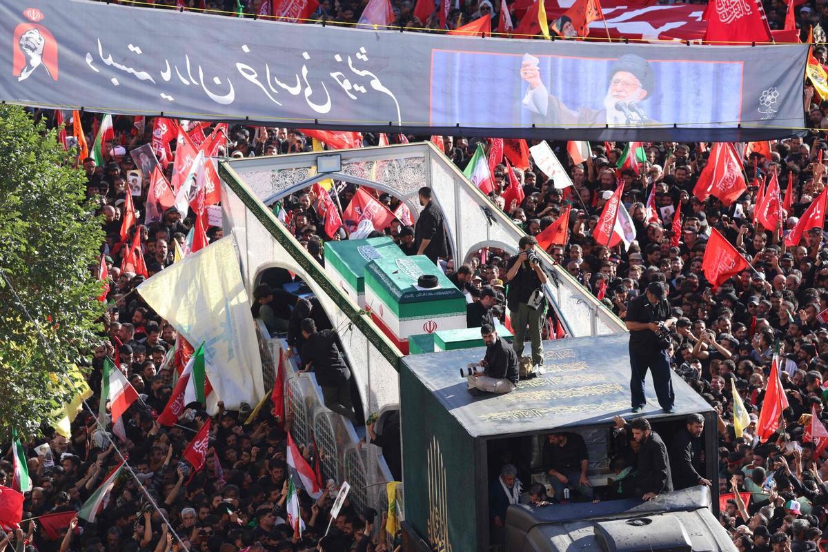 Multitudes de dolientes rodean el convoy que lleva los ataúdes del líder supremo asesinado de Irán, Ali Khamenei, y miembros de su familia durante una procesión fúnebre, antes de ser enterrado en el Santuario del Imam Reza, el lugar de culto más venerado de Irán, en Mashhad el 9 de julio de 2026. Multitudes de dolientes rodean el convoy que lleva los ataúdes del líder supremo asesinado de Irán, Ali Khamenei, y miembros de su familia durante una procesión fúnebre, antes de ser enterrado en el Santuario del Imam Reza, el lugar de culto más venerado de Irán, en Mashhad el 9 de julio de 2026.