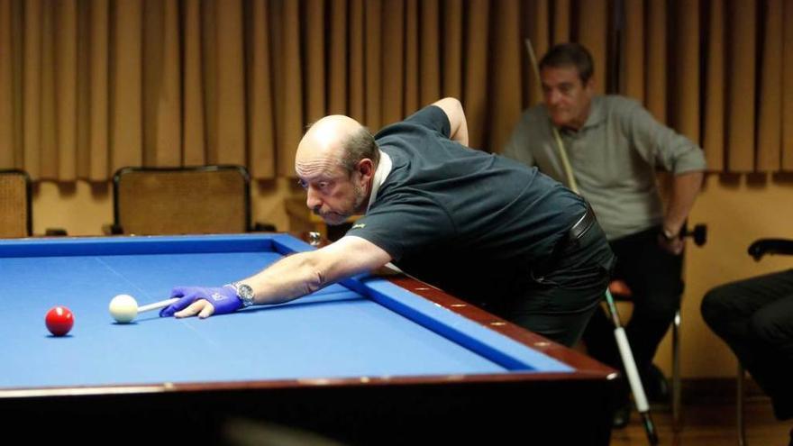 José Ruiz, que a la postre se llevaría el título, con Juan Secades sentado esperando su turno, durante la final.