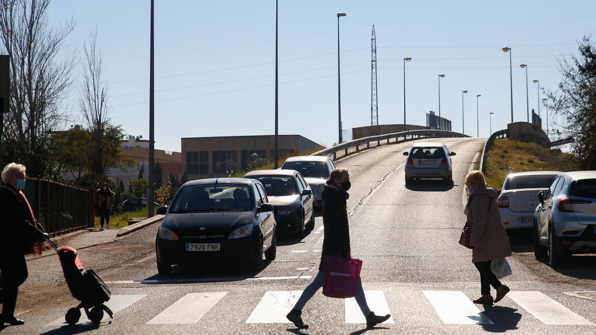 Uno de los viaductos que salva la vía del tren en Villarrubia.