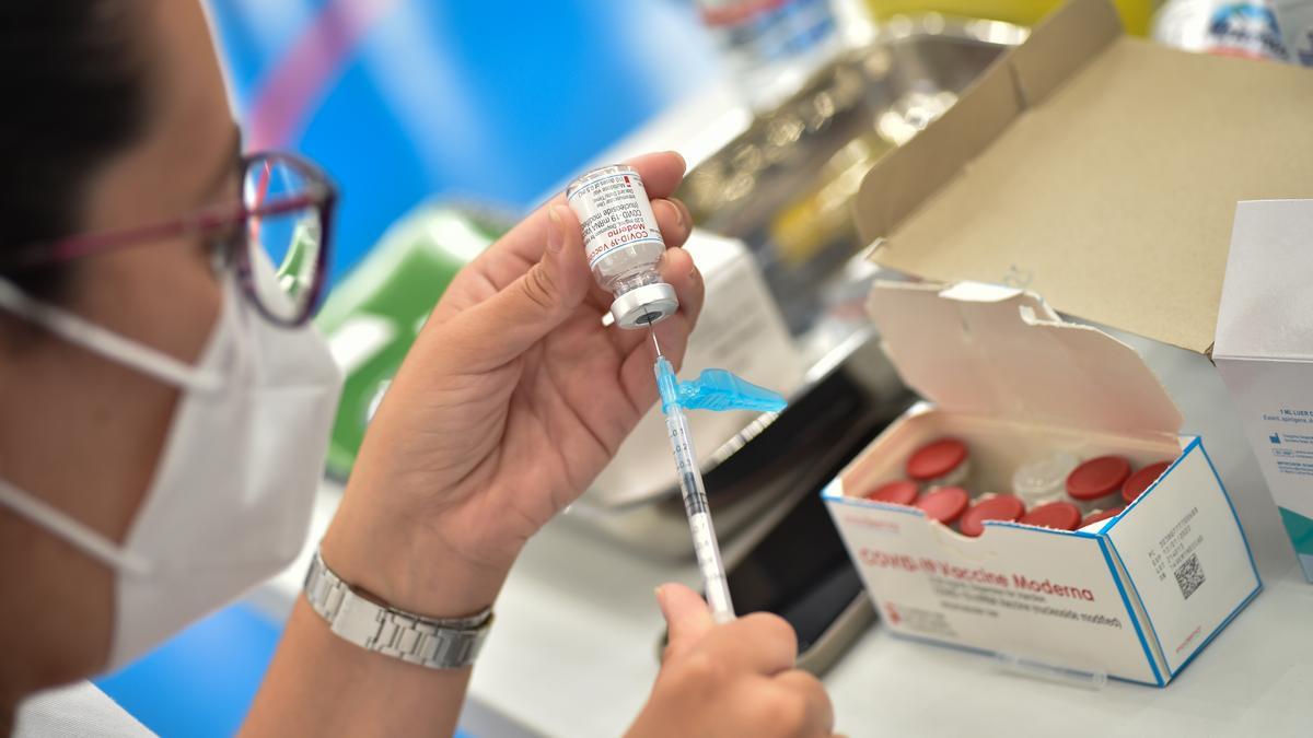 Una enfermera prepara la primera dosis de la vacuna Moderna.