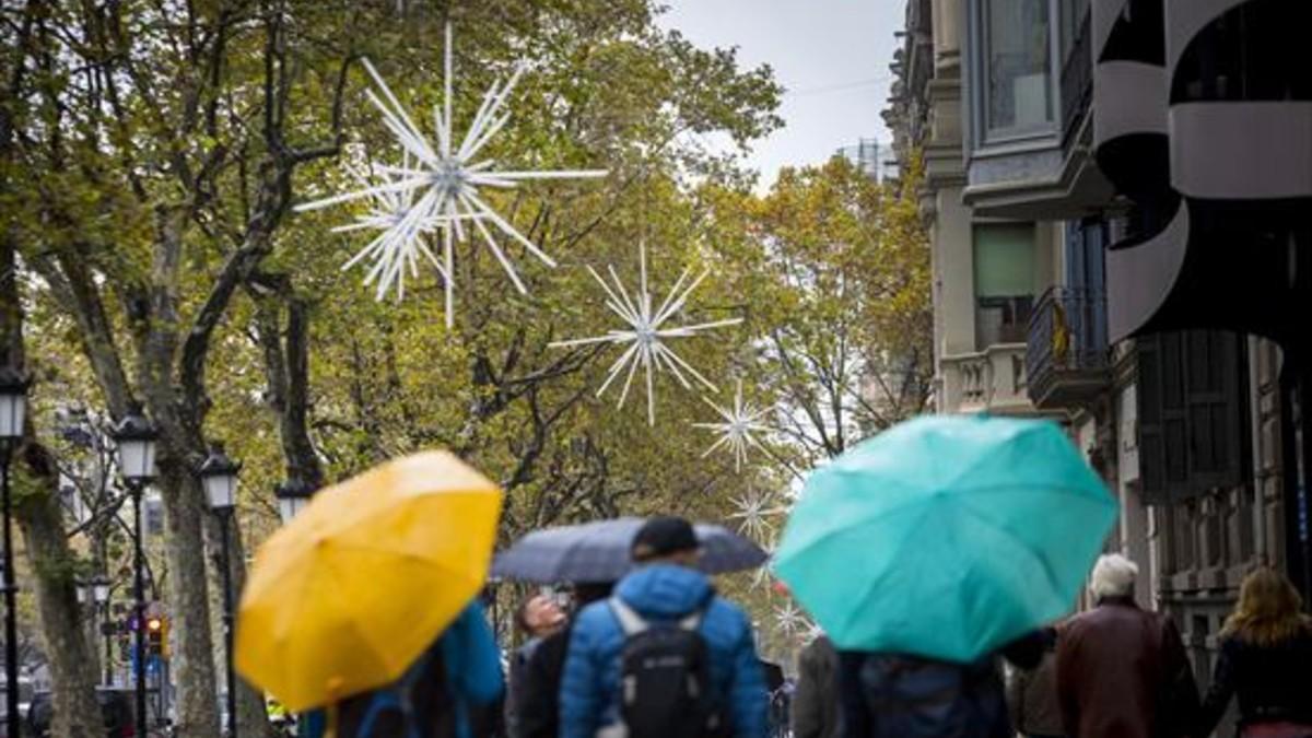 Luces navideñas instaladas en el paseo de Gràcia, ayer.