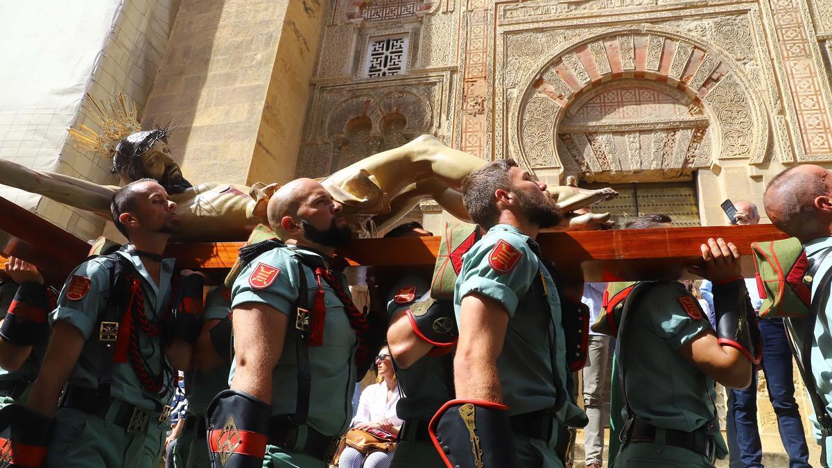 La legión acompaña al Cristo de La Caridad en su vía crucis