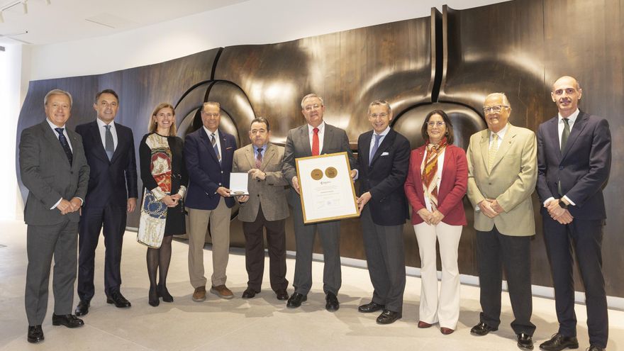 Caja Rural de Asturias recibe la medalla del centenario de la Feria de Muestras