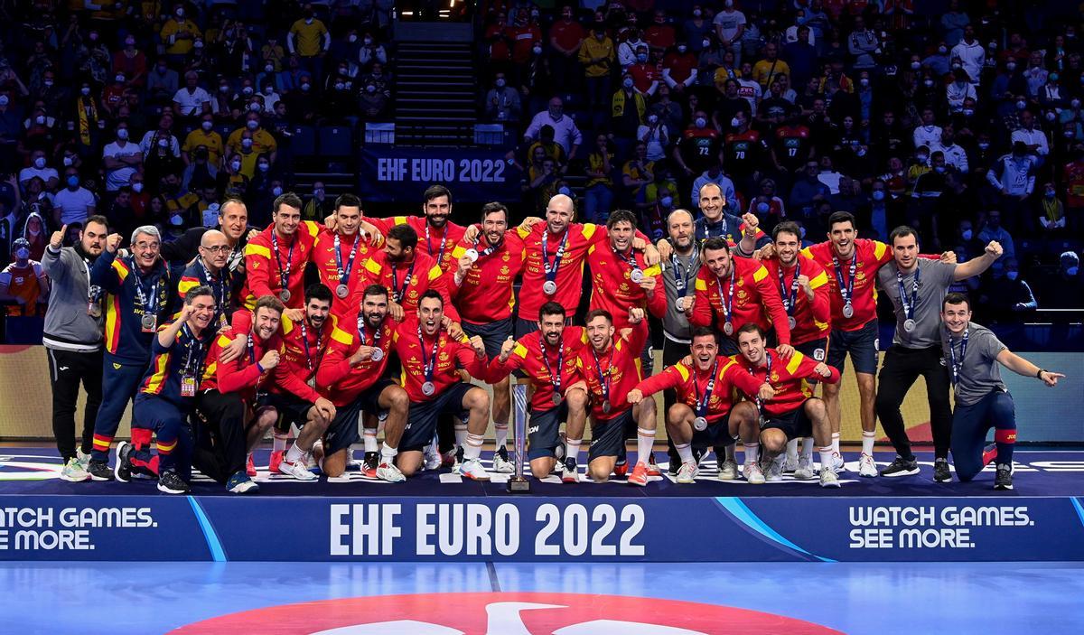 La selección española de balonmano celebra la plata del Europeo.