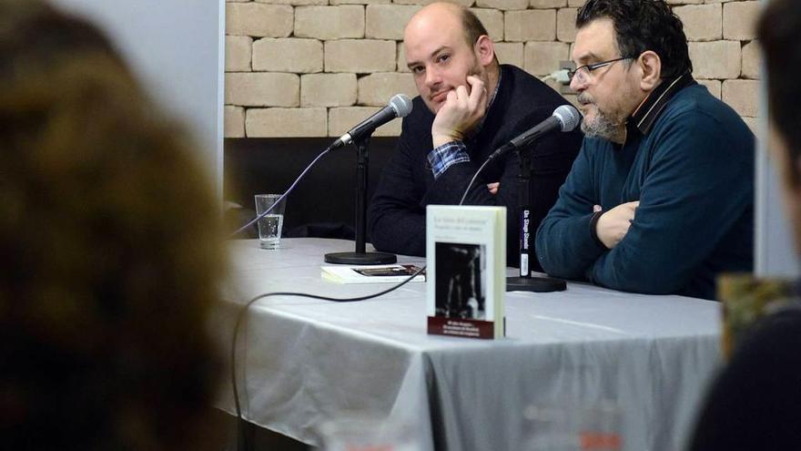 Miguel Barrero, con Laudelino Vázquez, durante la presentación de su obra en la librería-café La Llocura de Mieres.