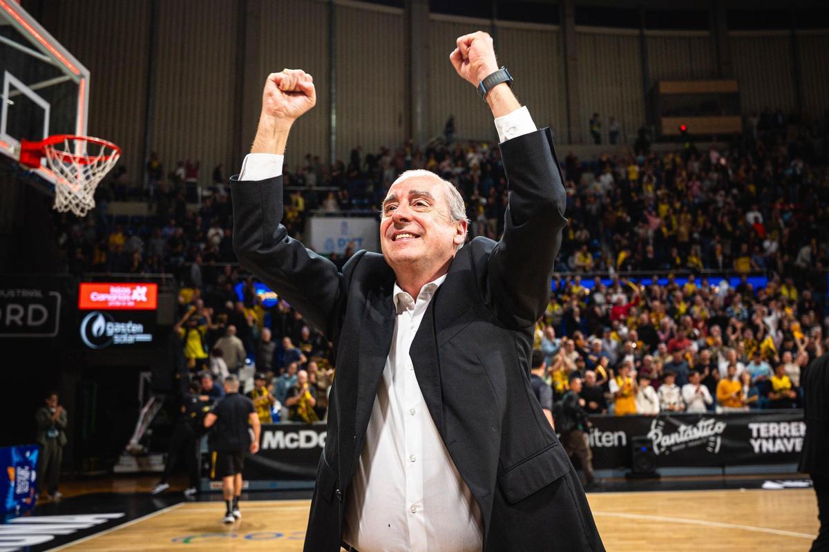 Txus Vidorreta celebra la victoria de La Laguna Tenerife frente al Galatasaray en cuartos de final.