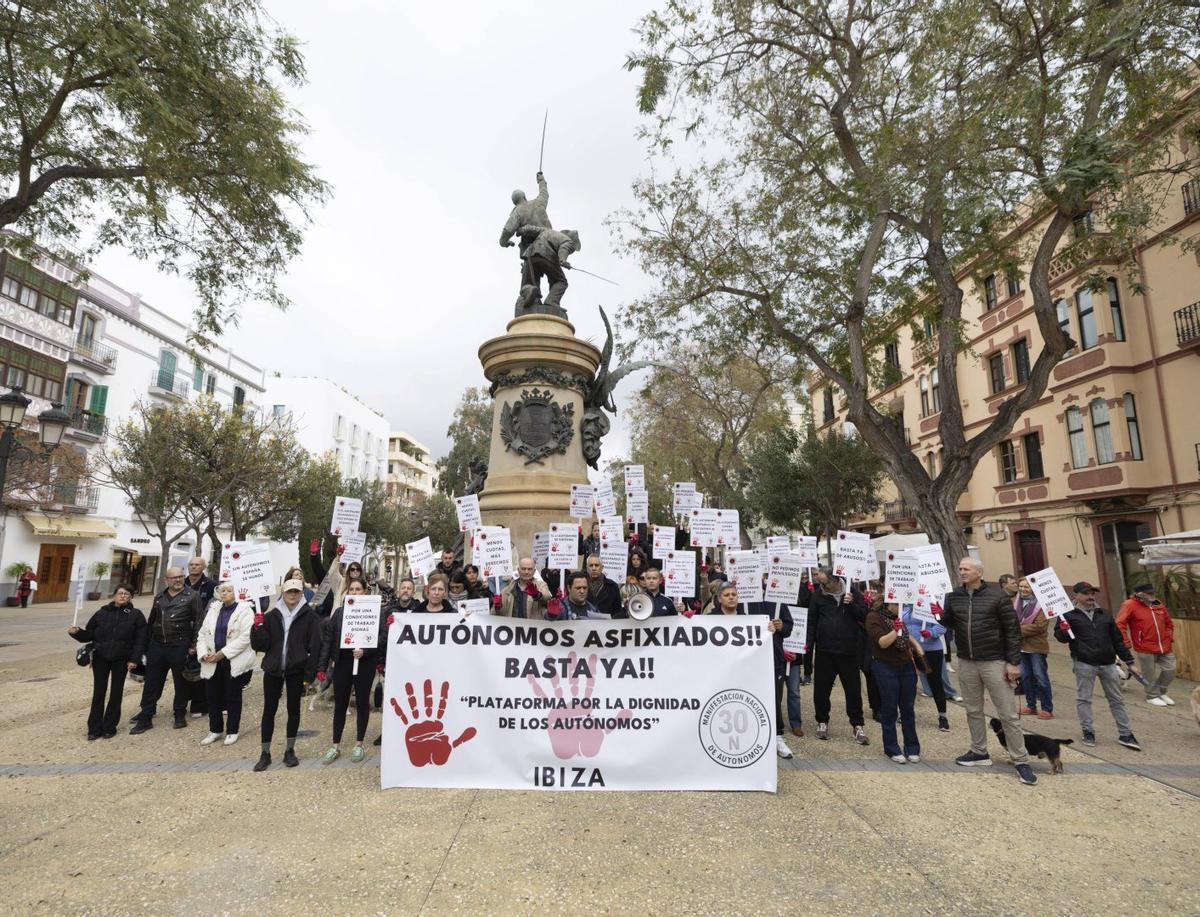Momento de la manifestación por las calles de Vila. | FOTOS DE VICENT MARÍ