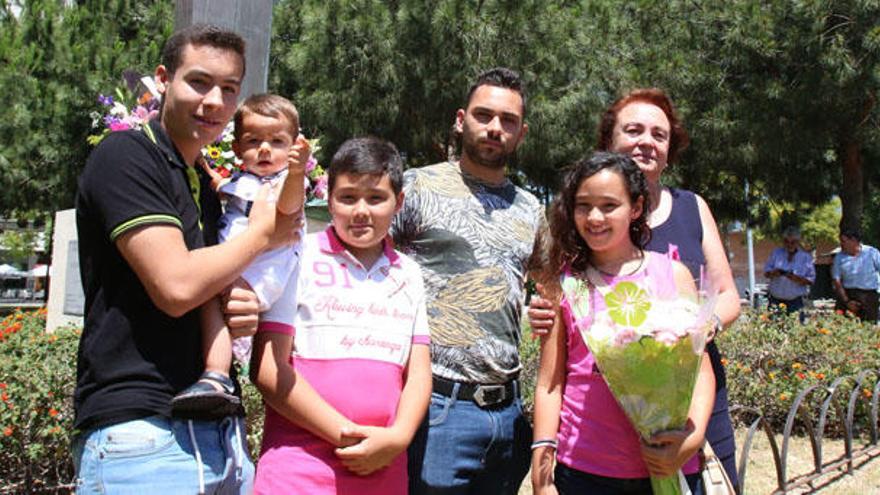 La madre y los hijos de Charina posan junto al monumento que homenajea a los donantes.