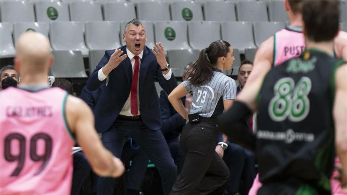 Jasikevicius, dando instrucciones ante la Penya