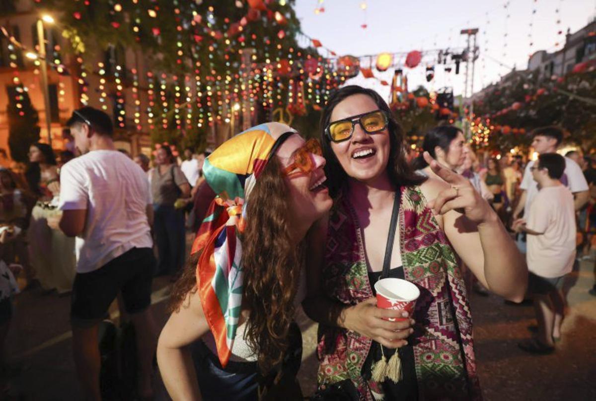Ibiza se entrega al Flower Power en una noche de espíritu hippy y calor |