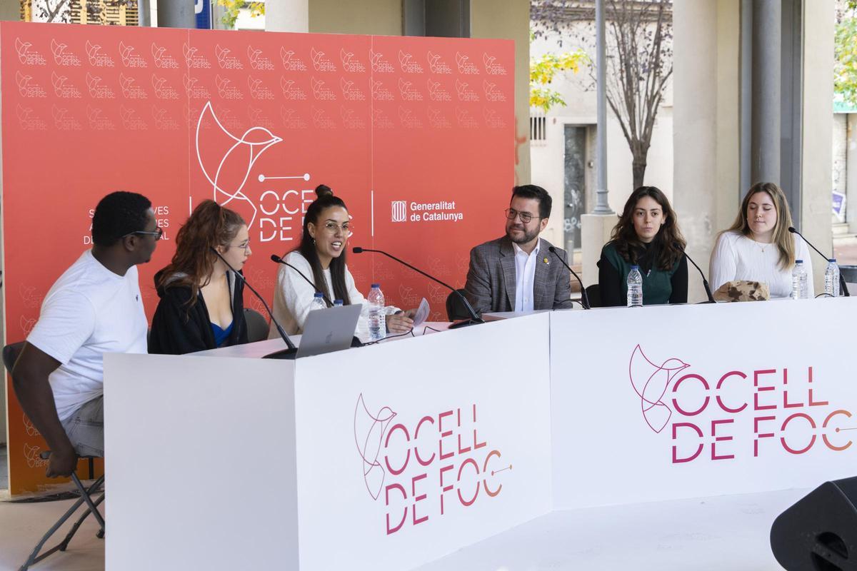 El president Pere Aragonès conversant amb joves participants del programa Ocell de Foc .