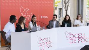 El president Pere Aragonès conversant amb joves participants del programa Ocell de Foc .