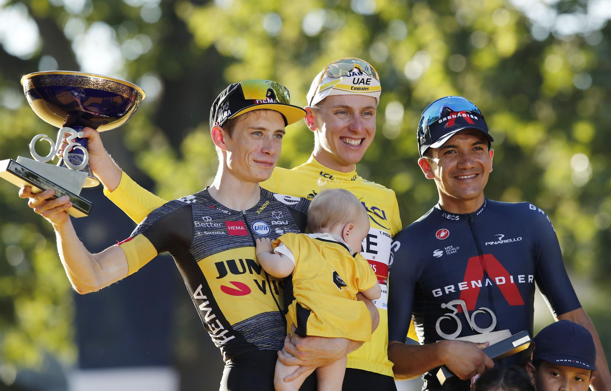 Jonas Vingegaard, Tadej Pogacar y Richard Carapaz en el podio del Tour de Francia 2021.