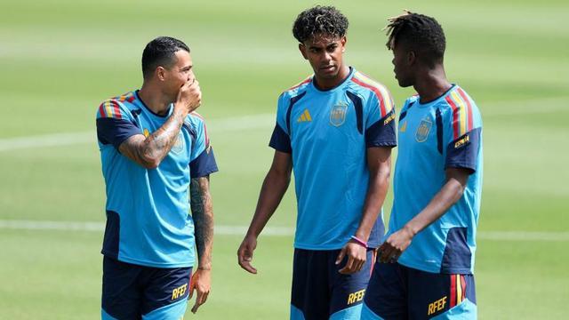 Lamine Yamal, al mig, xerra amb Porro i Nico Williams, durant l’entrenament d’ahir de la selecció espanyola a Dallas.  |  FLORENCIA TAN JUN / AFP
