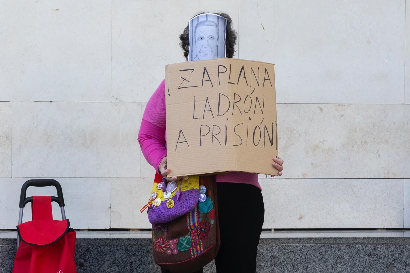 El recibimiento a la llegada de Eduardo Zaplana a la ciudad de la Justicia de Valencia