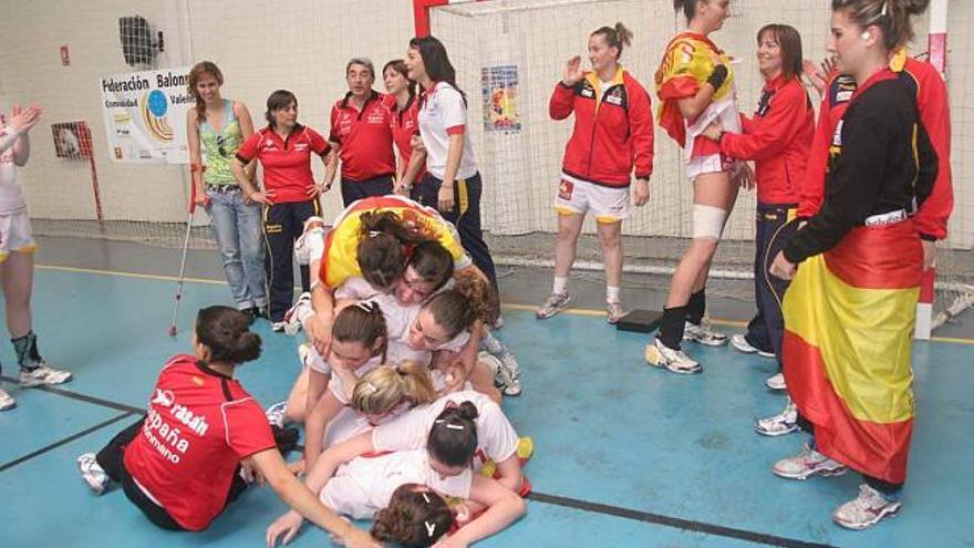 Las jugadoras españolas celebran su victoria.
