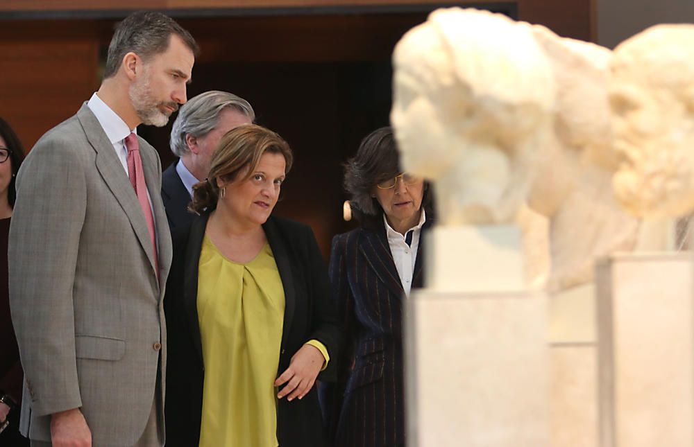 El rey se mostró muy amable con el público alrededor del Palacio de la Aduana, antes y después de su visita al Museo de Málaga.