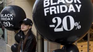 Comercios con carteles del Black Friday en Barcelona, ayer