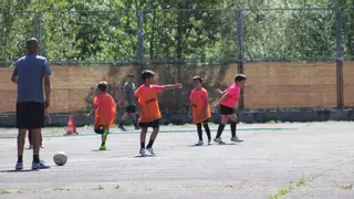 A balonazos en La Salle de Ujo: El Racing de Mieres recupera para su entrenamientos el antiguo colegio religioso, tras cinco años