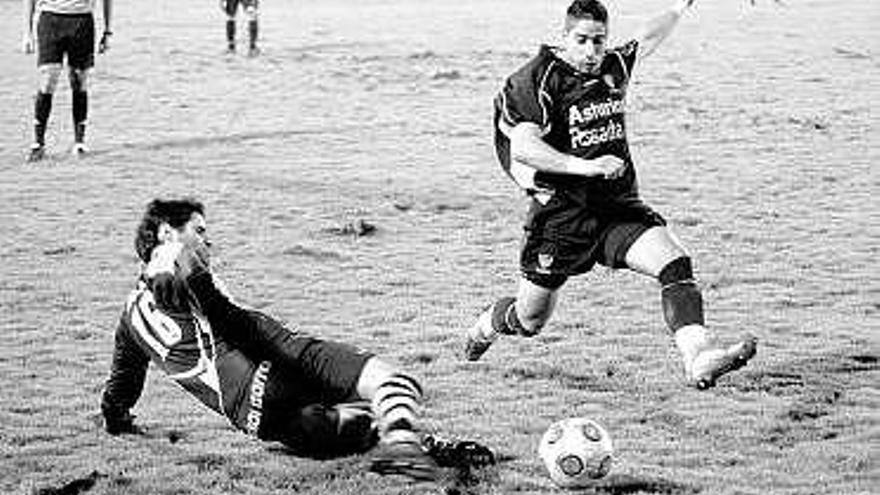 Robi, autor de un gol en la ida, lucha un balón con Fran.