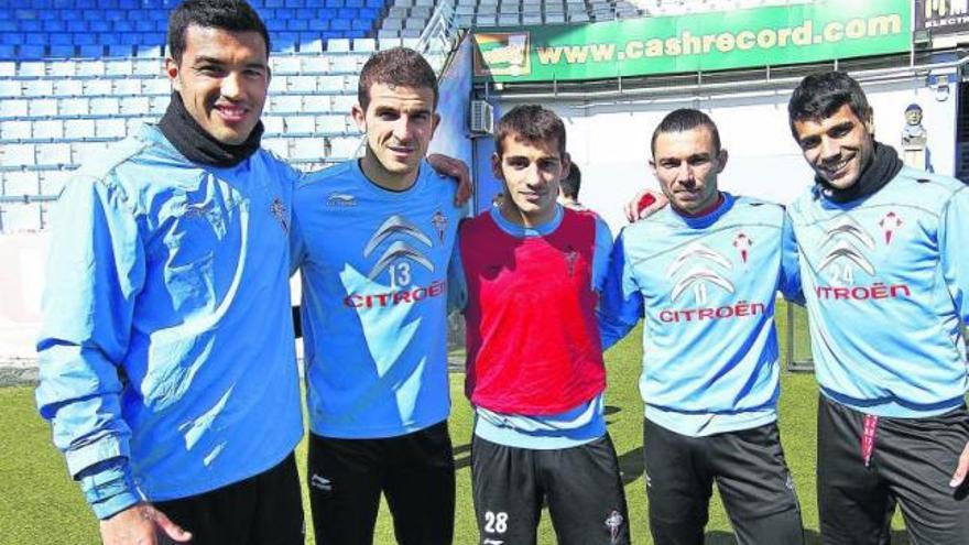 Cinco de los ocho debutantes mañana en Riazor: Gustavo Cabral, Javi Varas, Jonny, Pranjic y Augusto, al final del  entrenamiento de ayer en Balaídos.  // Jorge Santomé