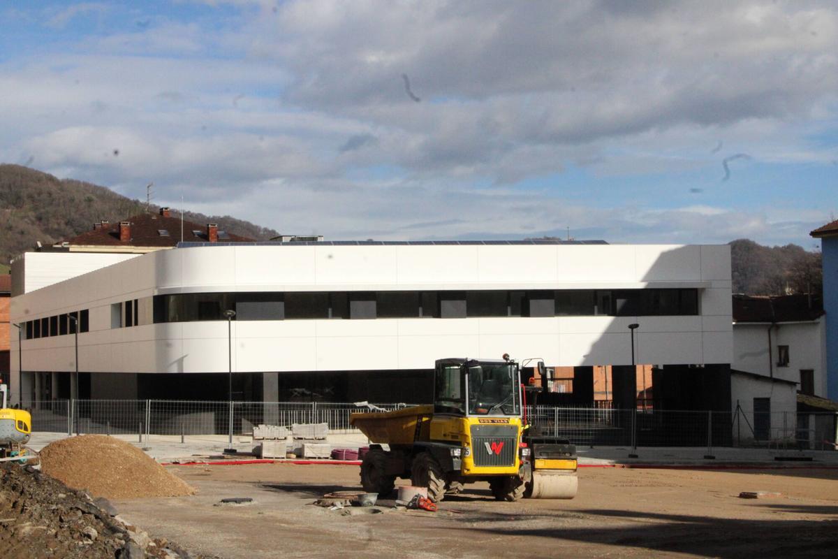 El nuevo ambulatorio de Pola de Lena, este viernes, con obras en el entorno.