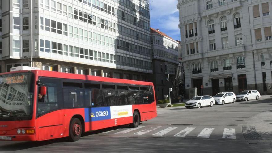 Un autobús urbano de la Compañía de Tranvías accediendo a la Marina. | Carlos Pardellas