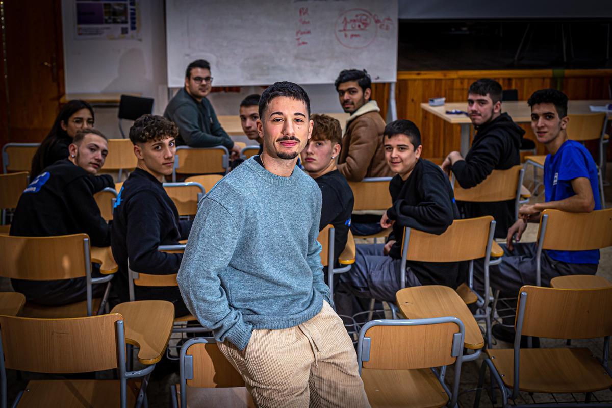 El joven Hassan El Halloufi Zeimi, profe del instituto Pompeu Fabra de Badalona.