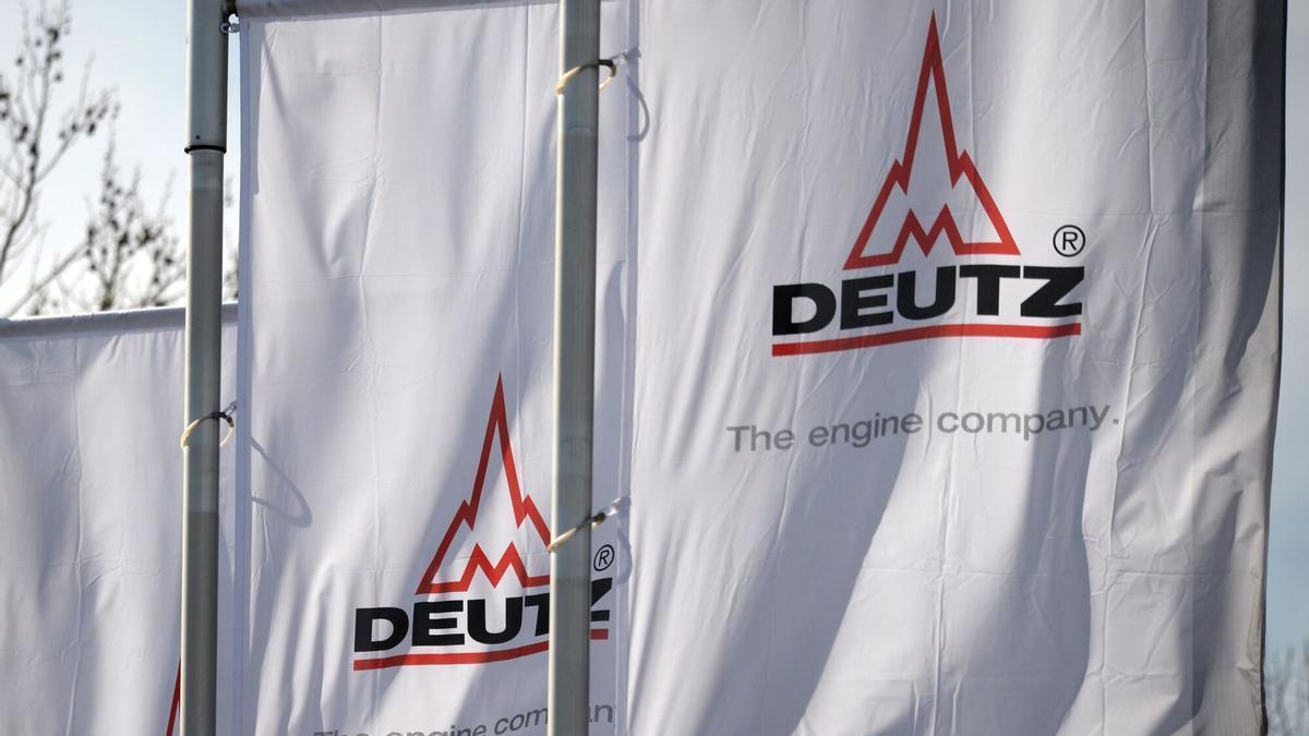 FILED - 19 March 2014, North Rhine-Westphalia, Cologne: Flags fly in front of the entrance to the Deutz AG engine plant in Cologne. Photo: Henning Kaiser/dpa