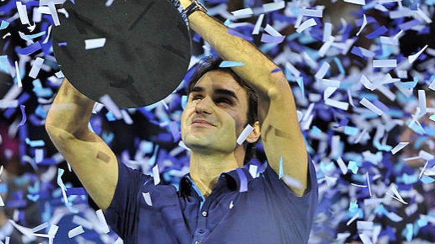 Roger Federer levante el trofeo de la Copa Masters.